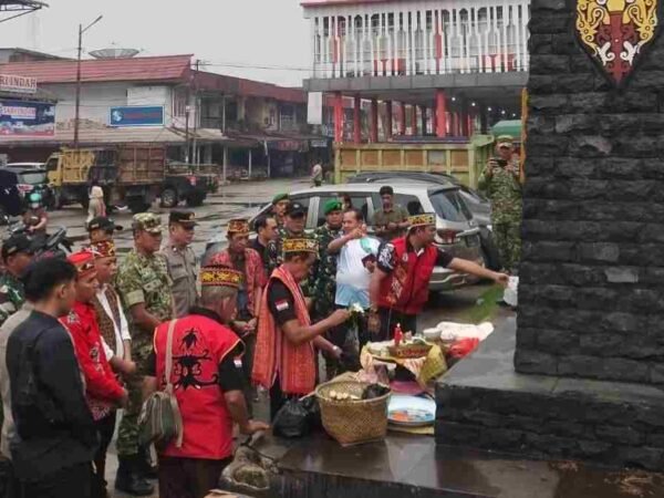Pasis Dikreg Sesko TNI LVI Ikuti Ritual Adat Bapinta Ka’ Jubata di Tugu Batu Pakat Binua Pantu Seratus dan Doa Bersama