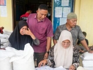 Bantu Ringankan Beban Warga, Desa Pelawi Selatan Salurkan Bantuan Pangan