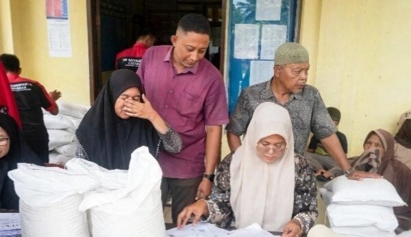 Bantu Ringankan Beban Warga, Desa Pelawi Selatan Salurkan Bantuan Pangan