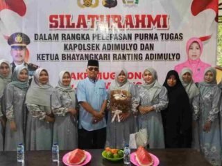 Penuh Haru, Bhayangkari Adimulyo Gelar Pertemuan Rutin dan Pelepasan Purna Tugas Kapolsek