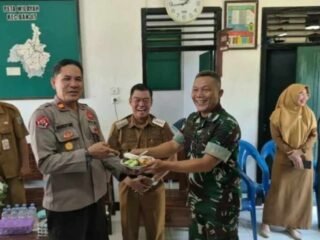 Sinergitas TNI-Polri di Banjit, Kapolsek dan Camat Beri Ucapan HUT TNI ke-81