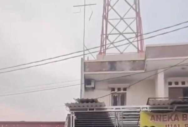 Berdiri di Atas Rumah Warga, Tower BTS di Pondok Aren Sangat Mengkhawatirkan