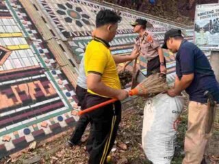 Green Policing, Polisi Bersama Masyarakat Gotong Royong Jaga Kebersihan di Simpang 4 Negeri Baru